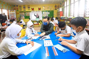Học sinh Malaysia đi học lại sau dịch Covid-19.