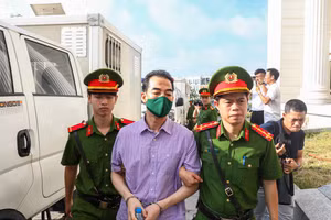 Cựu Thứ trưởng Bộ Ngoại giao Tô Anh Dũng được dẫn giải tới TAND TP Hà Nội sáng 11/7.