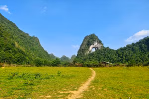 Khám phá vẻ đẹp độc lạ của Núi Mắt Thần