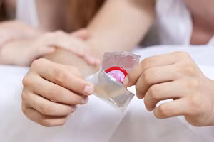 Nhiều trẻ không sử dụng biện pháp an toàn khi quan hệ tình dục. Ảnh minh họa.