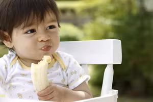 Trẻ bị táo bón có thể gặp căng thẳng. Ảnh minh họa