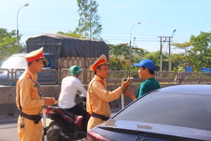 Cảnh sát giao thông làm nhiệm vụ trên Quốc lộ 1A.