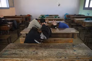 Trẻ em Syria diễn tập phòng chống động đất tại trường học.