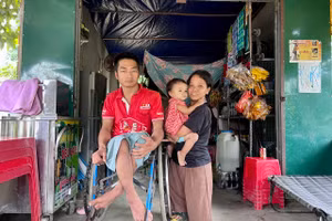 Chuyện tình vượt nghìn cây số của vợ chồng anh Linh và chị Y Khot được đền đáp bằng món quà vô giá là cô con gái khoẻ mạnh. Ảnh: Dung Nguyễn