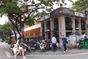 Tuyến phố Lý Thường Kiệt (quận Hoàn Kiếm) vẫn còn tình trạng lấn chiếm vỉa hè.