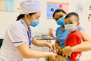 Trẻ được tiêm vaccine trong Chương trình Tiêm chủng mở rộng.