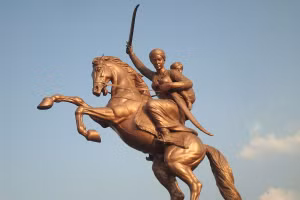 Tượng Nữ hoàng Lakshmibai địu con, cưỡi ngựa, cầm kiếm đặt ở Solapur, Ấn Độ. Ảnh: Atlasobscura.com