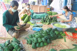Người dân thôn Đại An Khê (xã Hải Thượng) làm nên những loại bánh độc đáo hình bán nguyệt.