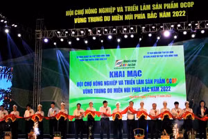 Các đại biểu cắt băng khai mạc Hội chợ Nông nghiệp và Triển lãm sản phẩm OCOP vùng Trung du miền núi phía Bắc.