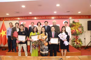 Phó Chủ tịch Thường trực UBND Thành phố Hà Nội Lê Hồng Sơn và Tổng Giám đốc TTXVN Vũ Việt Trang cùng các tác giả đoạt giải. 