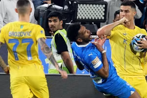 C.Ronaldo và hình ảnh xấu xí với hậu vệ của Al Hilal.