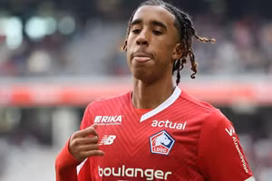 Leny Yoro được cả Liverpool và MU quan tâm.