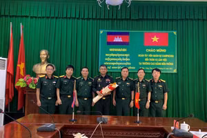 Ban giám hiệu Trường Cao đẳng Biên phòng tặng quà cho Phó tùy viên Quân sự Campuchia tại thành phố Hồ Chí Minh.