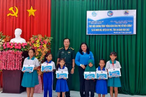 Lãnh đạo BĐBP An Giang và Hội LHPN tỉnh trao tặng học bổng cho học sinh nghèo học giỏi xã Nhơn Hội, huyện An Phú (An Giang). Ảnh: CK.