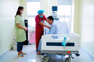 Bác sĩ thăm khám cho bệnh nhân.