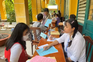 Trường THPT Trưng Vương (quận 1) tổ chức tư vấn cho thí sinh lớp 10.