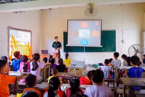 Cán bộ biên phòng tuyên truyền về chủ quyền lãnh thổ, biên giới quốc gia cho học sinh tại Chùa Tham Chu.