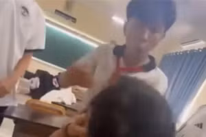 Nam sinh Trường THCS Đống Đa đánh bạn. Ảnh cắt từ clip.