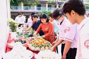Mỗi lớp Trường THPT Đào Sơn Tây sẽ dâng lên một mâm cỗ tại buổi lễ giỗ Quốc Tổ Hùng Vương.
