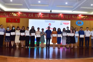 Ông Nguyễn Bảo Quốc, Phó Giám đốc Sở GD&ĐT TPHCM và bà Dương Thanh Hương, Phó Tổng biên tập Báo GD&TĐ trao chứng nhận cho các học viên.