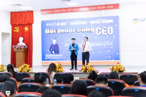 Chuyên gia chia sẻ tại buổi đối thoại.