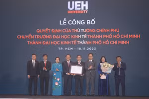 Thứ trưởng Bộ GD&ĐT Hoàng Minh Sơn và bà Nguyễn Thị Lệ, Phó Bí thư Thành ủy, Chủ tịch HĐND TPHCM trao quyết định của Thủ tướng Chính phủ và tặng hoa chúc mừng.