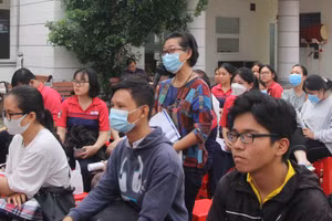 Đông đảo phụ huynh và học sinh tham gia buổi tư vấn đăng ký nguyện vọng đại học.