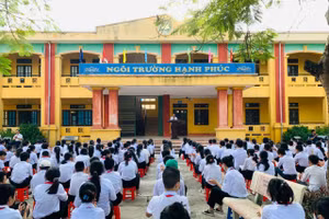 Nội dung phòng chống tác hại của thuốc lá được triển khai trong giờ chào cờ đầu tuần. Ảnh: NTCC.