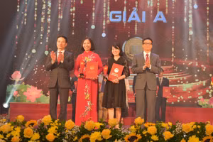 Ông Vũ Đức Đam, Phó thủ tướng Chính phủ và ông Nguyễn Mạnh Hùng, Bộ trưởng Bộ Thông tin và Truyền thông, trao giải A - Giải thưởng Sách Quốc gia lần thứ ba.