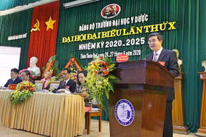 GS. TS. Nguyễn Vũ Quốc Huy trình bày Báo cáo chính trị, Đại hội Đảng bộ Trường Đại học Y Dược, ĐH Huế, 26-27/6/2020.