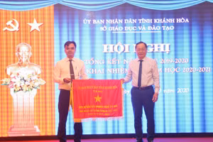 Ông Nguyễn Đắc Tài, Phó Chủ tịch Thường trực UBND tỉnh tặng Cờ thi đua của UBND tỉnh cho Trường THPT Ngô Gia Tự.