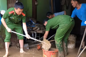 Công an huyện Kỳ Sơn, Nghệ An giúp người dân dọn dẹp lại nhà cửa.