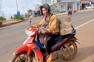 Anh Nguyễn Thế Minh đi xe máy hơn 800km để đến với vùng lũ Nghệ An. Ảnh nhân vật cung cấp.