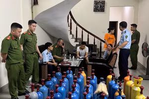 Số bình khí cười bị thu giữ.