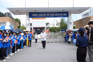 Những thí sinh đầu tiên rời phòng thi sáng nay tại điểm thi Trường THPT chuyên Hạ Long.