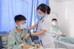 Bốn học sinh bị ngộ độc do hút thuốc lá điện tử.