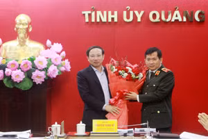 Ông Nguyễn Xuân Ký, Bí thư Tỉnh ủy Quảng Ninh chúc mừng Thiếu tướng Đinh Văn Nơi, Giám đốc Công an tỉnh.