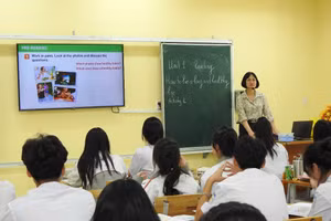 Cô trò Trường THPT Cẩm Phả những ngày đầu năm học mới.