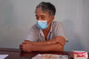 Nguyễn Mạnh Thắng cùng tang vật là 1,7kg vàng.