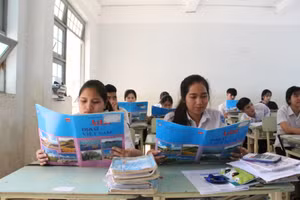 Các em học sinh tại Kon Tum học và ôn tập môn Địa lí để chuẩn bị cho kỳ thi tốt nghiệp THPT 2021.