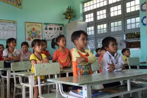 Học sinh vùng khó huyện Tu Mơ Rông làm quen với chương trình SGK lớp 1.
