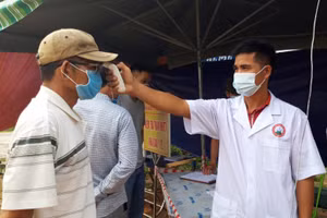 Ngành chức năng tỉnh Gia Lai đo thân nhiệt, sát khuẩn đối với người dân vào địa bàn tỉnh.