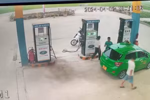 camera an ninh tại cây xăng. (Ảnh: cắt từ clip).
