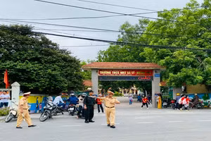 Lực lượng CSGT tăng cường tuần tra, kiểm soát xử lý vi phạm tại khu vực các cổng trường học vào các giờ cao điểm.