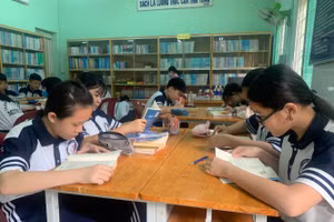 Học sinh lớp 6/6 Trường THCS Minh Đức (Quận 1) trong tiết đọc sách. Ảnh: Phan Nga