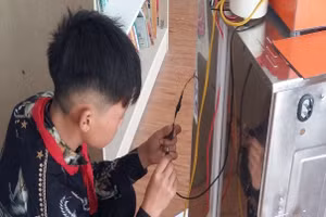 Lý A Sùng lắp ráp sản phẩm. Ảnh: NTCC