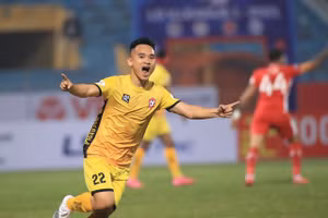 Tiền vệ quê Nam Đàn ăn mừng bàn thắng vào lưới Viettel trên sân Hàng Đẫy ngày 16/1.
