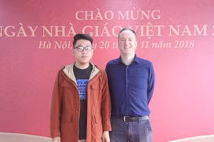 Thầy Gerard Irvine và học trò của mình trong ngày Nhà giáo Việt Nam năm 2018.