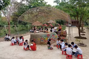 Sách là món quà tinh thần quý giá đối với học sinh dân tộc thiểu số.