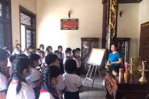 HS tiểu học TP Cần Thơ tham quan và học tập tại Đền thờ Hải Thượng Lãn Ông, quận Ninh Kiều. 